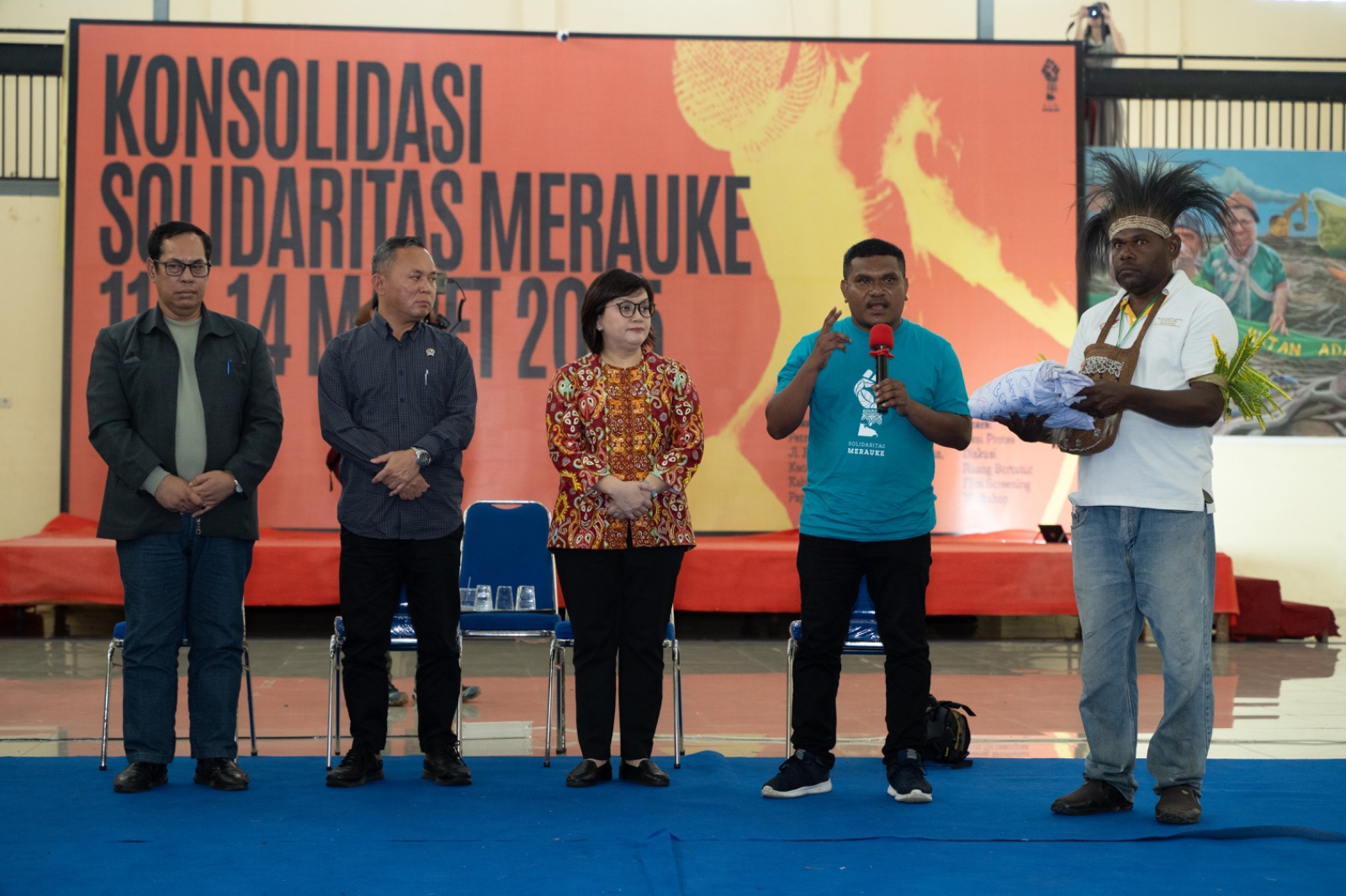 (Dari kiri) Agustinus Guritno, Asisten I Sekretaris Daerah Provinsi Papua Selatan; Mugiyanto Sipin, Wakil Menteri HAM RI; Atnike Sigiro, Ketua Komnas HAM RI; Teddy Wakum, Ketua LBH Papua Merauke; Simon Balagaize, perwakilan komunitas masyarakat adat Malind hadir mendampingi pembacaan Deklarasi Konsolidasi Solidaritas Merauke, 14 Maret 2025.